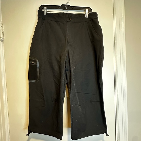 NWOT L.L. Bean Women's Comfort Cycling Capri with Cushioned Inner Short. M Black - Picture 1 of 15